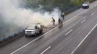 小貨車在高速上起火，多名過路司乘幫滅火