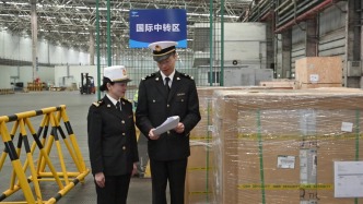 一票货物、两程航司，上海首单国际中转“换单”业务试行成功
