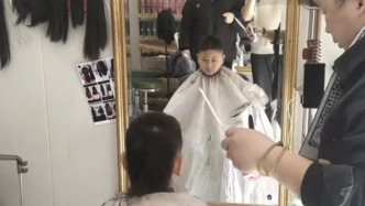 7歲男孩捐出蓄了4年的長發：希望能幫助化療掉發的小朋友