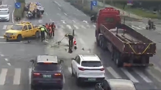 啤酒瓶散落在公路上，“掃帚俠客”集體上線