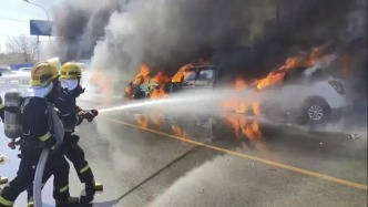 女子在路口燒紙引燃九輛車，被公安機關刑事拘留