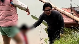發現女孩落水，男子狂奔到水邊已有快遞小哥下水施救