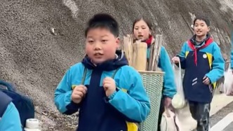 这届小学生春游太“野”了！背锅徒步4公里开灶，校长：野外也有成长课堂