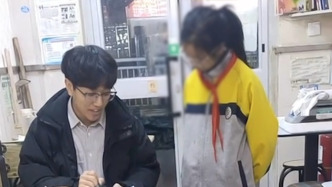 店家女兒寫(xiě)作業(yè)遇難題，來(lái)吃飯的大學(xué)生主動(dòng)給她輔導(dǎo)作業(yè)