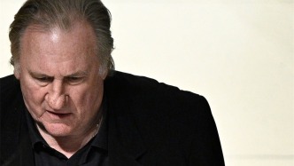 “大鼻子情圣”上被告席，原告律师：他行为不当几十年了