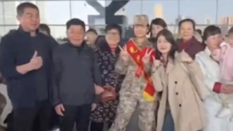 長沙女孩去山東當兵，全家合影送別
