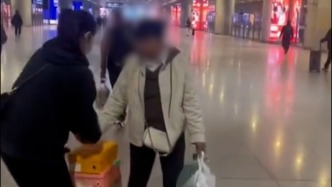 遠嫁女兒生病狀態差不敢接視頻，爸媽放心不下拎著大包小包遠赴千里探望