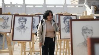 军嫂为超700名烈士寻亲后，志愿者为她献上“全家福”画像