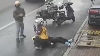 哈爾濱一男子路邊昏厥，外賣騎手變身生命守護者