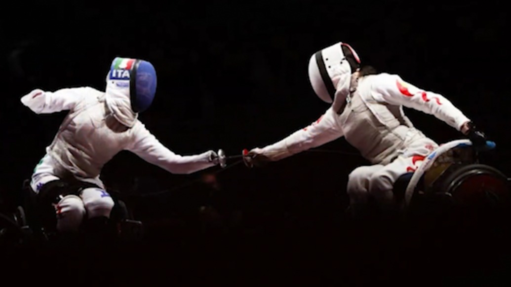 因小兒麻痹下肢癱瘓，上海輪椅擊劍隊(duì)運(yùn)動員周景景又迎新身份