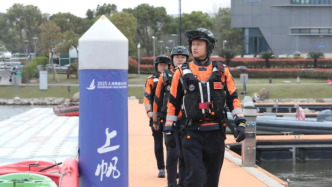 繼續發揮專長，這名游泳健將選擇成為一名上海水警