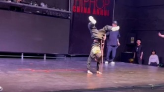 音乐响起的瞬间，残疾男孩扔掉双拐起舞全场欢呼