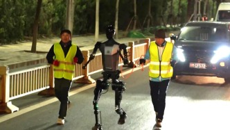 城事｜全球首秀！23家人形机器人备战半马：中途可换电池