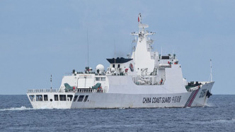 菲律賓向非法“坐灘”仁愛礁軍艦運(yùn)補(bǔ)，中國海警全程監(jiān)管