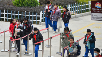 馬上評丨“小學(xué)生該幾點(diǎn)放學(xué)”是個(gè)社會性難題