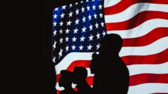 人民日报钟声：美“关税讹诈”严重扰乱全球产供链稳定