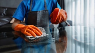 工人日報：能兼顧“一老一小”的家政員挺難找，咋解決？