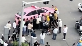 湛江一女子被卡出租車底，十幾位市民一擁而上掀車救人