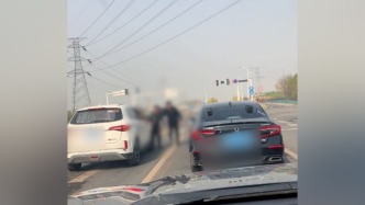 盲人大爺誤入車流，路過司機下車攙扶后車耐心等待無人催促