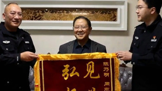 女孩不慎落水，七旬退伍海軍老兵下水救人