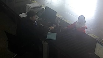 萌娃撿到手機(jī)交派出所，民警到幼兒園送獎(jiǎng)狀和玩具