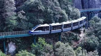 江西大觉山景区“悬崖动车”走红：一次可运送55人，车程1小时以上