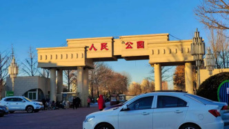 河北三河去年开始“门头换色”？此前人民公园门头由红改绿