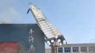 山西晉城部分地區風力達12級，一商場頂棚被吹落