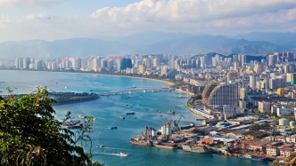 潮起海之南，扬帆见蝶变