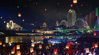 打卡中国｜西双版纳澜沧江万人放飞孔明灯，照见傣历新年的浪漫