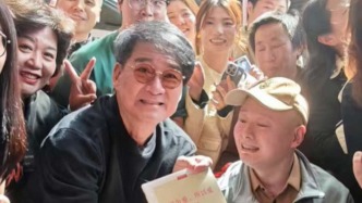愛心人士助力，長沙高位截癱公益人如愿與周華健握手擁抱