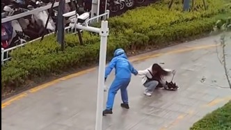 吹不散的善意！狂風中女孩蹲地難行，外賣員轉身將其拉起