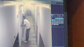 男子偷窃房卡闯入住客房间，酒店：深表歉意