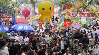 西双版纳澜沧江畔赶摆忙，民族风情扑面来