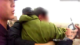 “我們在！”男子25樓天臺欲輕生，危急時刻民警一把抱住