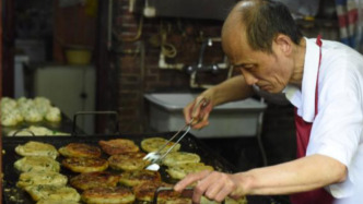 滬上昔日網(wǎng)紅小吃“阿大蔥油餅”將重開，阿大的兒子說“這是背水一戰(zhàn)”