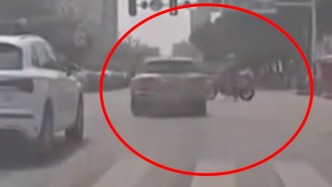 四川德陽(yáng)警方：男子駕摩托三次別停轎車并辱罵、吐口水，被行拘