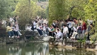 隔湖對唱！音樂學院學生將課堂搬到室外很歡樂