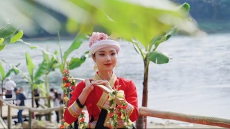 西双版纳泼水节取水仪式在澜沧江畔举行