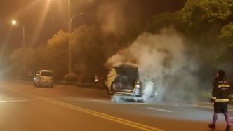 網(wǎng)約車被叉車追尾電池組冒煙，消防緊急救援