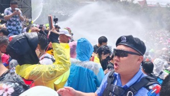 打卡中国｜西双版纳泼水节狂欢上演，在现场才知道有多“疯狂”