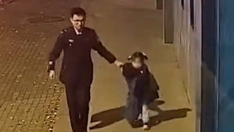 民警拍完婚紗照順手“撿”了個娃