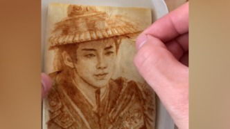 以醬油為墨，男子在豆腐上畫出這些古裝明星