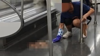 陌生人地鐵上嘔吐后離開，乘客阿姨蹲地默默清理