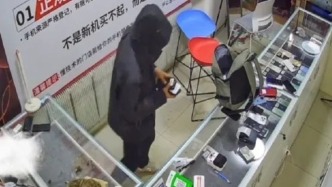 锦州4名少年偷手机89部还发视频炫耀，店主：贼抓了又放，手机向谁要