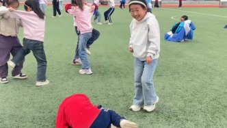 女俠好身手！內(nèi)蒙古小學(xué)課間搏克賽，女孩一招撂倒男同學(xué)