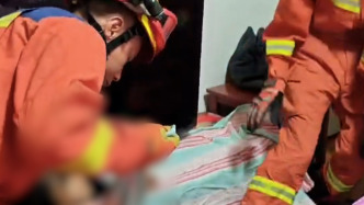 小區樓梯狹窄，消防員巧用床單救援腦梗老人