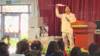 當科技邂逅浪漫！老師課堂上放飛仿生蝴蝶，學生驚呼太神奇