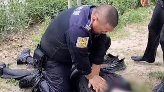 教科書式施救！3名救援隊員緊急搶救溺水男子