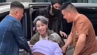 葉童回應“被粉絲拽下車”：被粉絲感動，主動下車擁抱